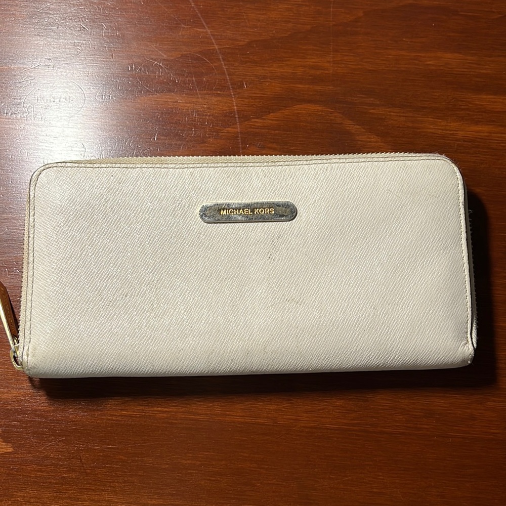 Michael kors ivory wallet